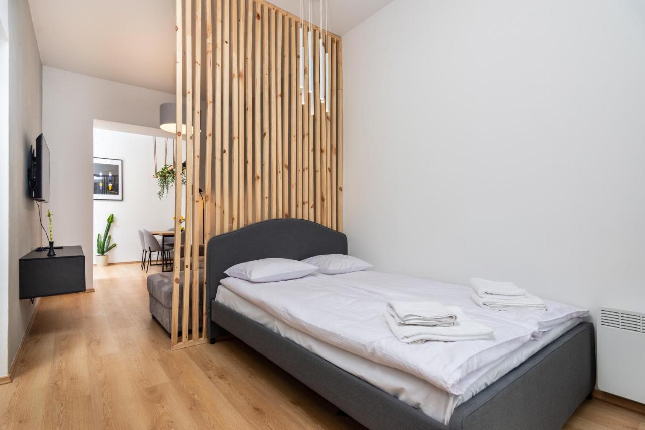 Modern Centrally Located Apartments - By Upstairs Krakow Exterior photo