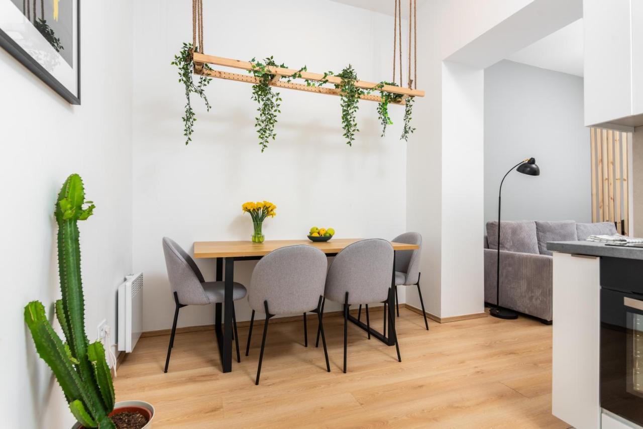 Modern Centrally Located Apartments - By Upstairs Krakow Exterior photo