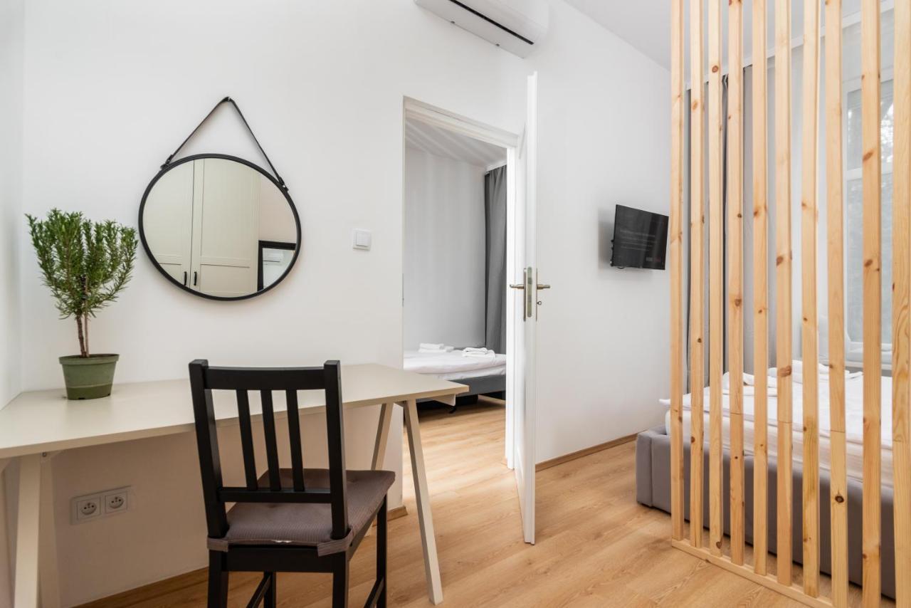 Modern Centrally Located Apartments - By Upstairs Krakow Exterior photo