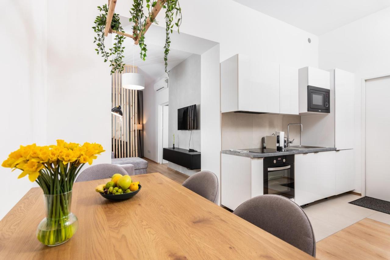 Modern Centrally Located Apartments - By Upstairs Krakow Exterior photo
