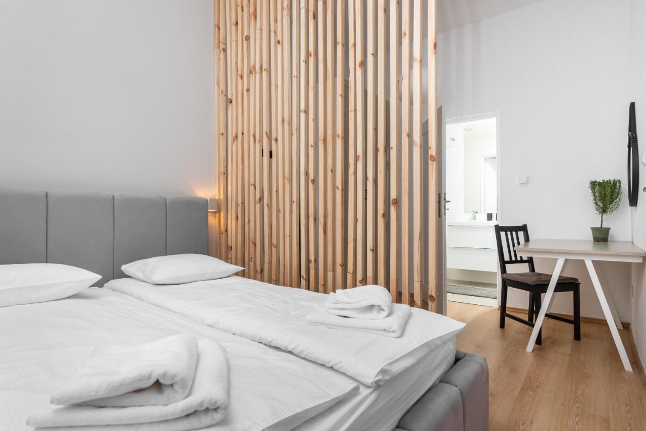 Modern Centrally Located Apartments - By Upstairs Krakow Exterior photo